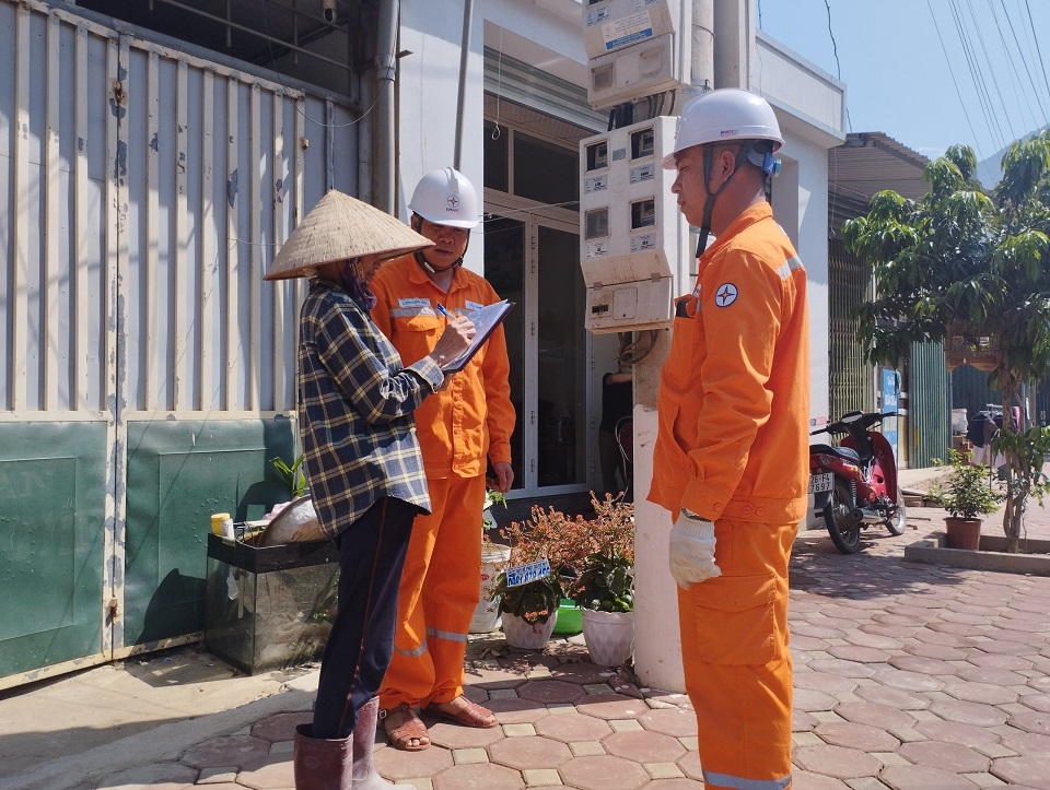 Hoàn thành việc chốt chỉ số công tơ đổi giá điện